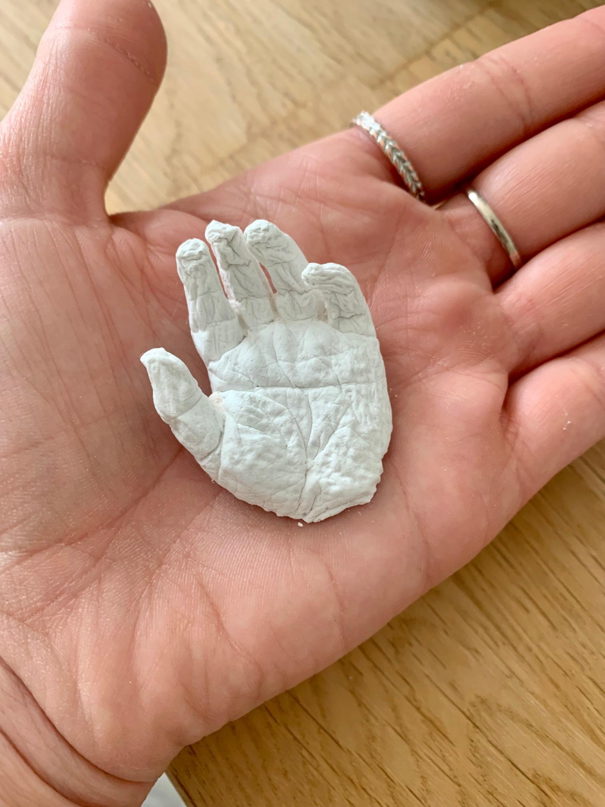 Zur liebevollen Erinnerung: ein kleiner Gipsabdruck. Bild: STERN Bestattungen