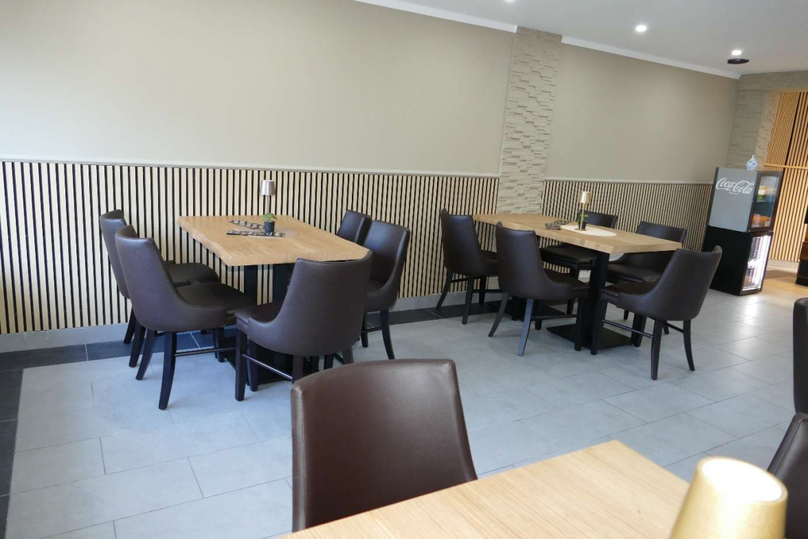 Im Gebäude in der Friesenstraße 158 in Riepe stehen auch einige Tische und Stühle um die Speisen direkt vor Ort zu verzehren. BILD: Heike Goyert