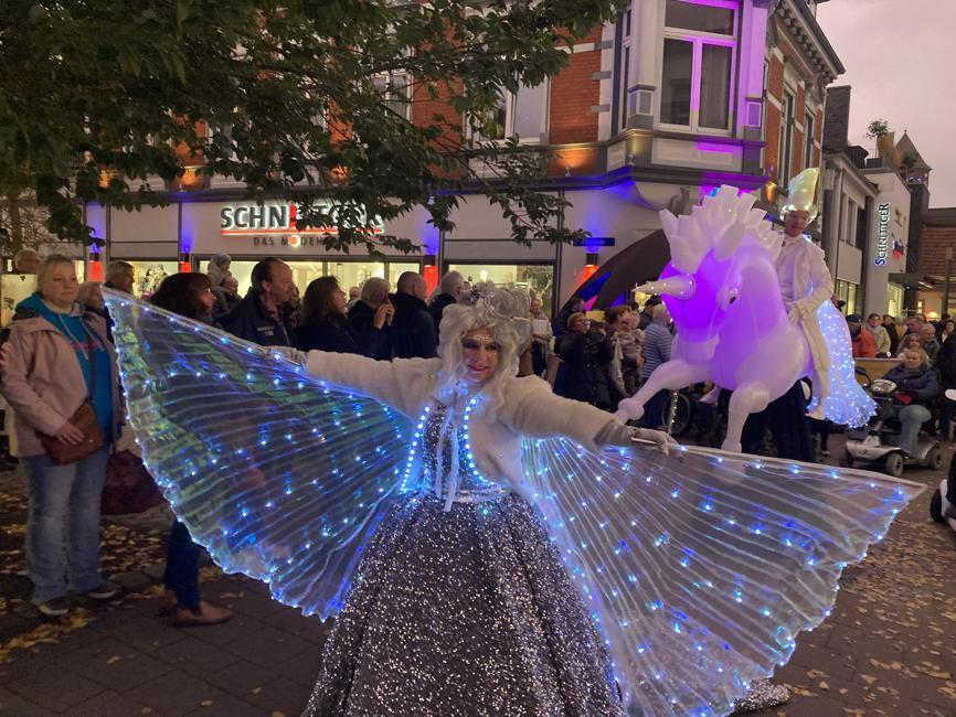 Die Lichterfee und das Einhorn stolzierten durch Varel. BILD: Traute Börjes-Meinardus/Archiv