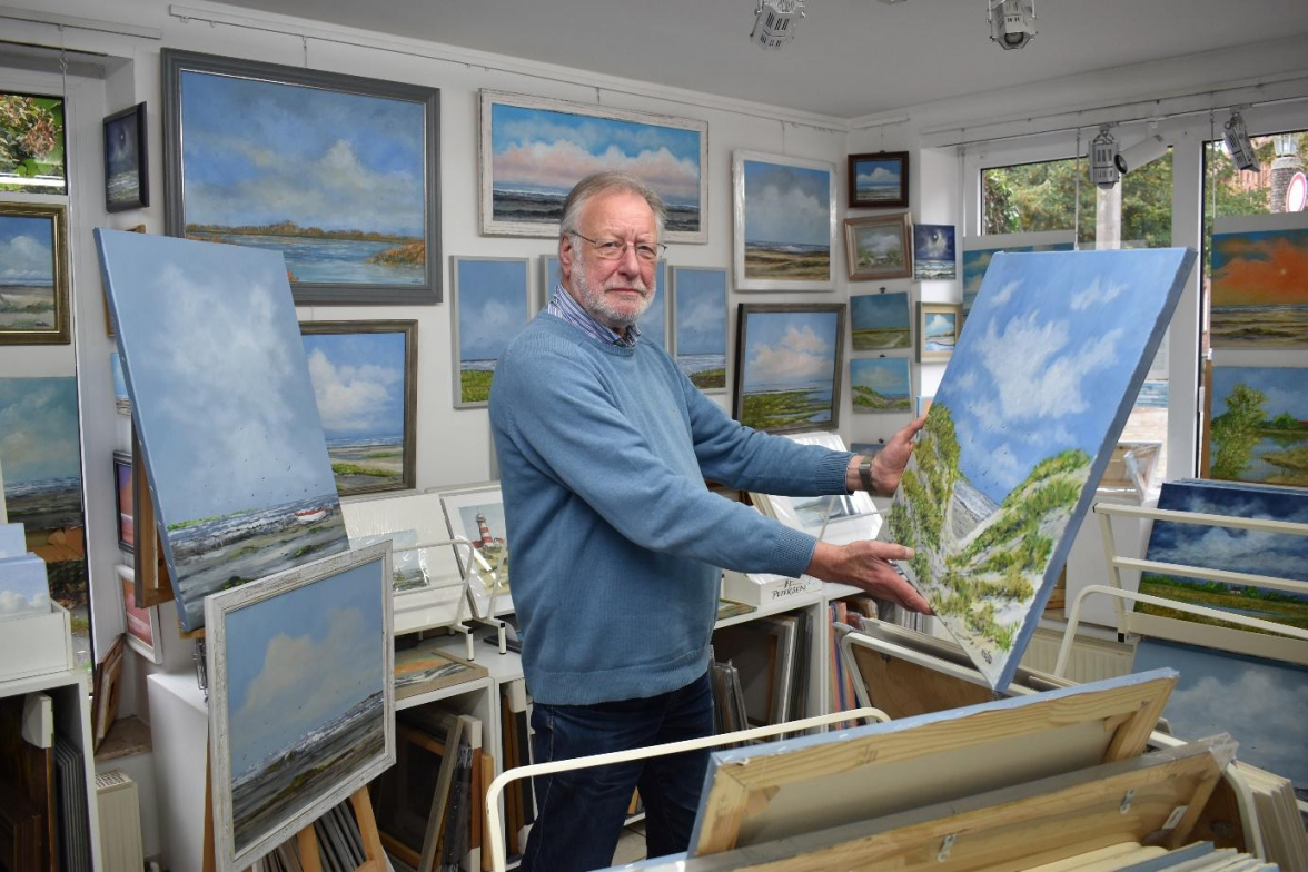 Ein Leben für die Kunst: Hans-Christian Petersen in seiner Galerie in der Westerstraße in Esens. BILD: Frank Brüling