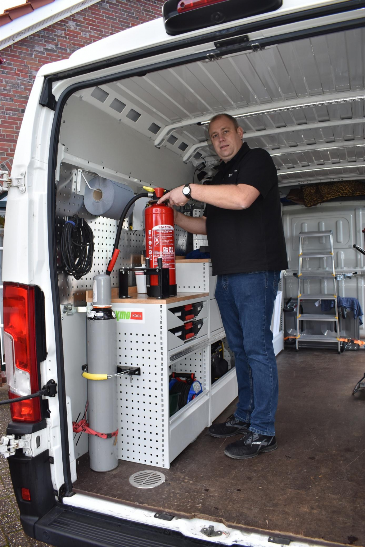 Timo Janẞen veranschaulicht die Feuerlöscherprüfung Brandschutzmobil. BILD: Frank Brüling