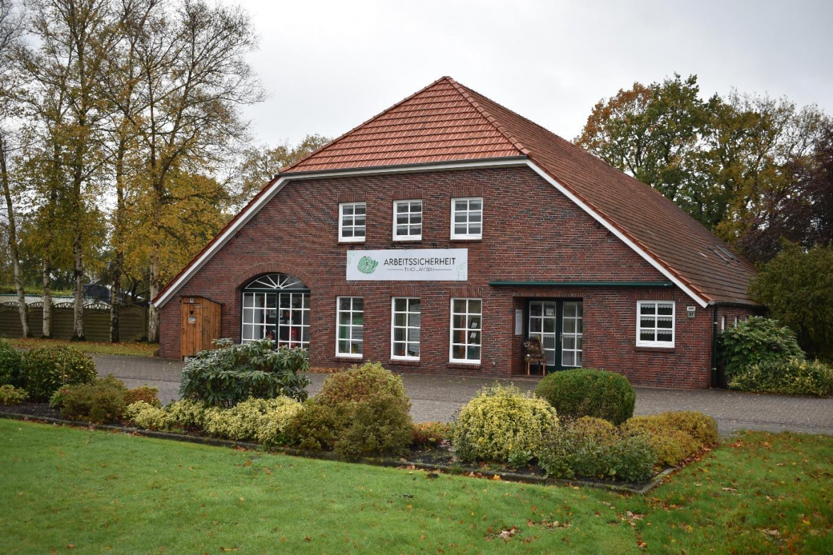 In den ehemaligen Geschäftsräumen von „Gardinen Rahmann“ ist Timo Janẞens Betrieb für Arbeitssicherheit und Brandschutz zu finden. BILD: Frank Brüling