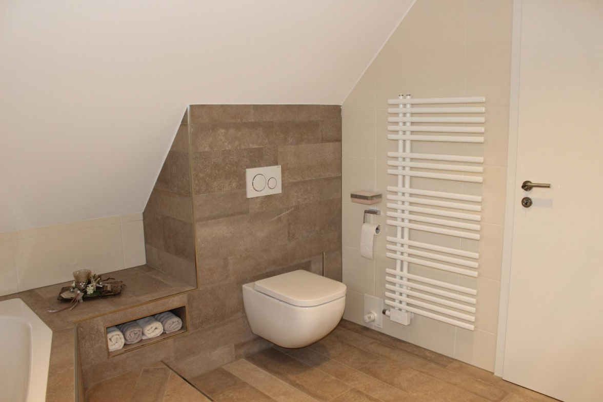 Die Sanitärinstallation ist auch unter Dachschrägen elegant zu lösen. Bild: privat