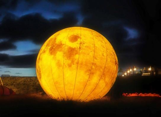 Ein vier Meter großer Mond wird Brake während des Lichterfestes am 7. und 8. November bestrahlen. Die Kaje wird zum Lichtermeer. BILD: Stadt Brake