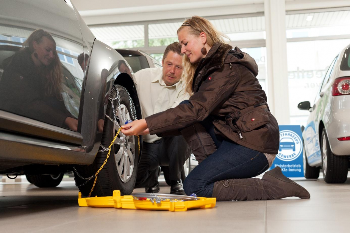 Wer mit dem Auto in Skiparadiese reist, sollte sich wappnen: Denn da, wo Winterreifen keinen Grip mehr haben, schlägt die Stunde der Schneeketten. Es ist ratsam, die Traktionshilfen im Trockenen einmal probehalber aufzuziehen. BILD: ProMotor/T.Volz