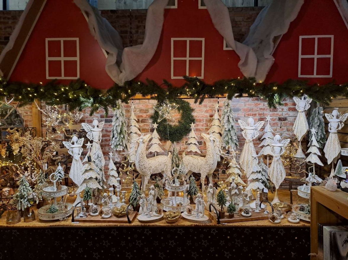 Weihnachtliche Deko präsentiert in urigen Hütten. Bild: Privat