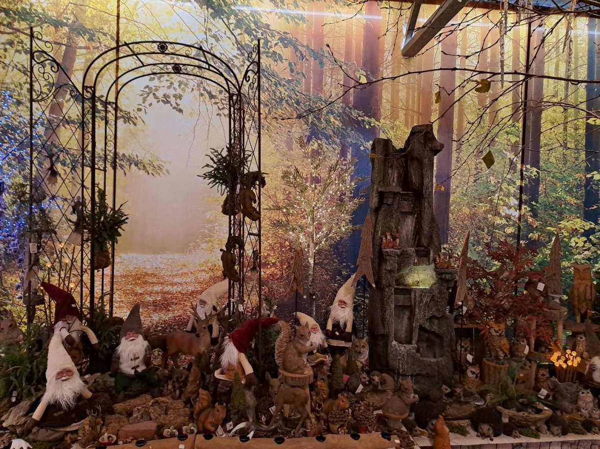 Wichtel und Waldfiguren vor einer großen Fotowand. Bild: Privat