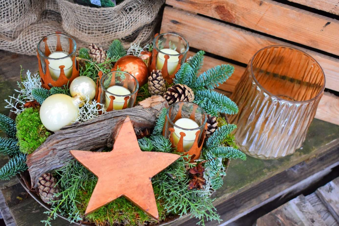 Kreative Adventsgestecke gibt es in der Neermoorer Gartenwelt. Bild: Privat