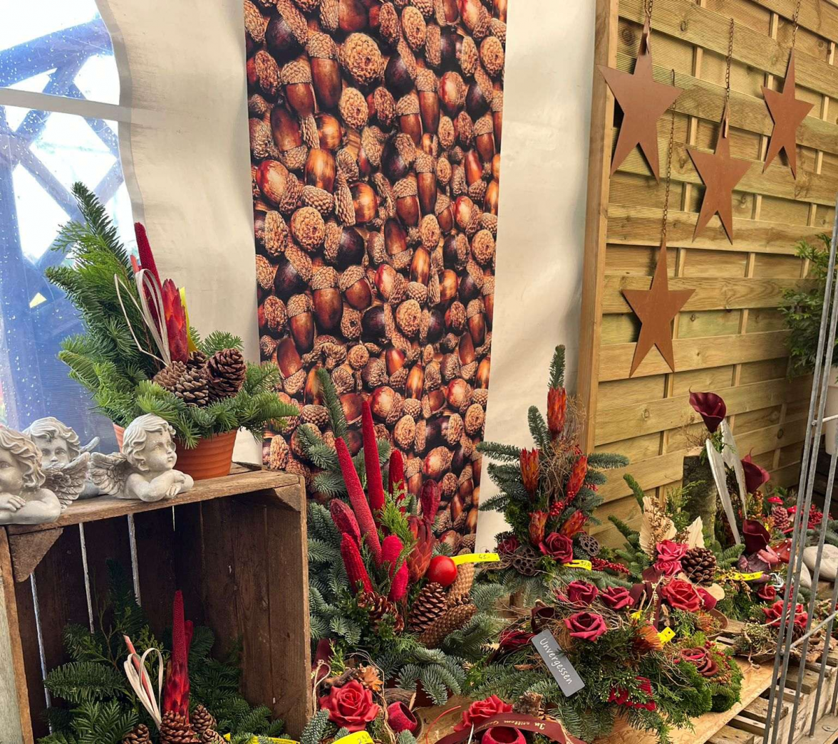 In der Neermoorer Gartenwelt wird eine große Auswahl an Grabgestecken in klassischen Farben angeboten. Bild: Privat