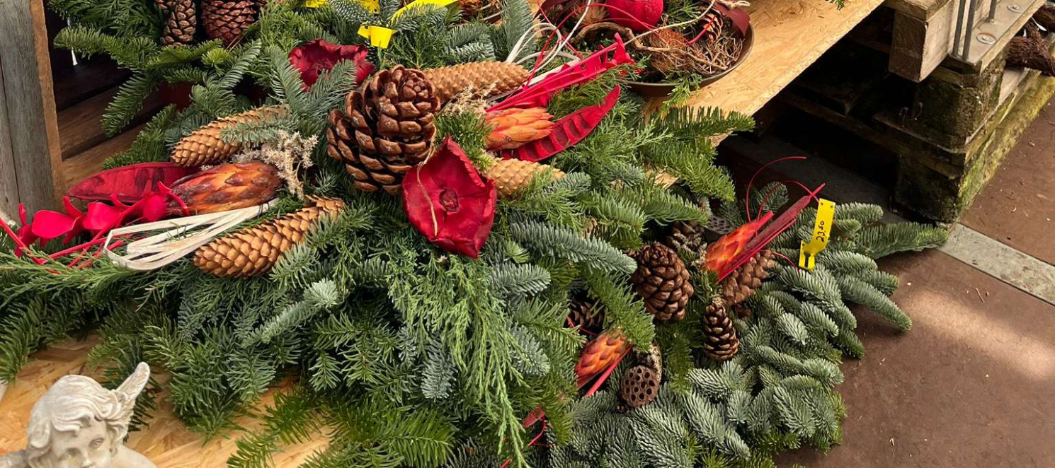 In der Neermoorer Gartenwelt wird eine große Auswahl an Grabgestecken in klassischen Farben angeboten. Bild: Privat