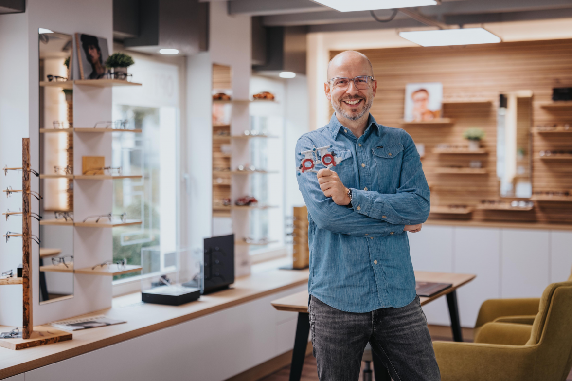 Ist sehr zufrieden mit der Umgestaltung von Optik am Haarenufer: Inhaber Niko Bolle. Bild: Thomas Weber