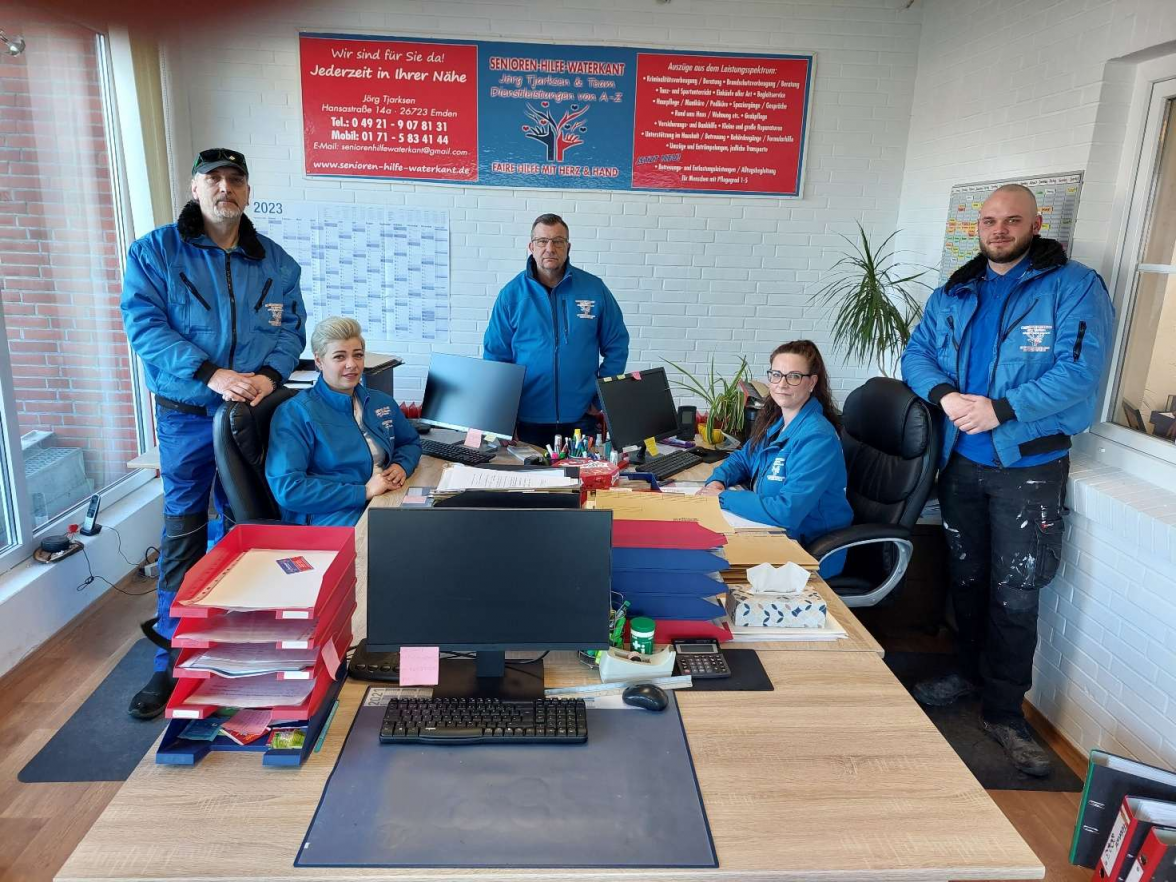 Firmenleitung Innenund Außendienst (von links): Vorarbeiter Gerd Rodow, Assistentin der Geschäftsführung Kristina Mlika, Inhaber Jörg Tjarksen, Abteilungsleiterin Patricia Theeßen und Co-Vorarbeiter Fabian Appel. BILD: Privat