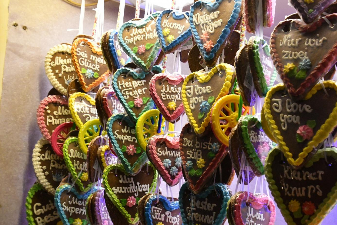 Mit einem Lebkuchen-Herz kann man so manchen guten Wunsch ausdrücken. Bild: Peter Kratzmann