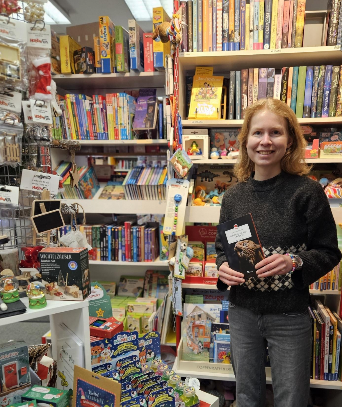 Mitarbeiterin und Autorin Sarah Sophie Vierheller präsentiert ihr Buch. Bild: Melanie Jülisch