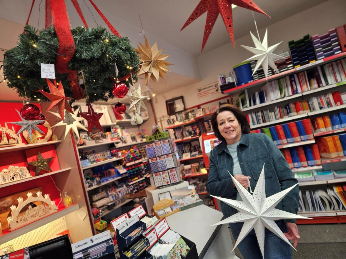 Petra Köhler ist zufrieden mit dem weihnachtlichen Ambiente und der Auswahl an Sternen und Co. zum Selber basteln. Bild: Melanie Jülisch