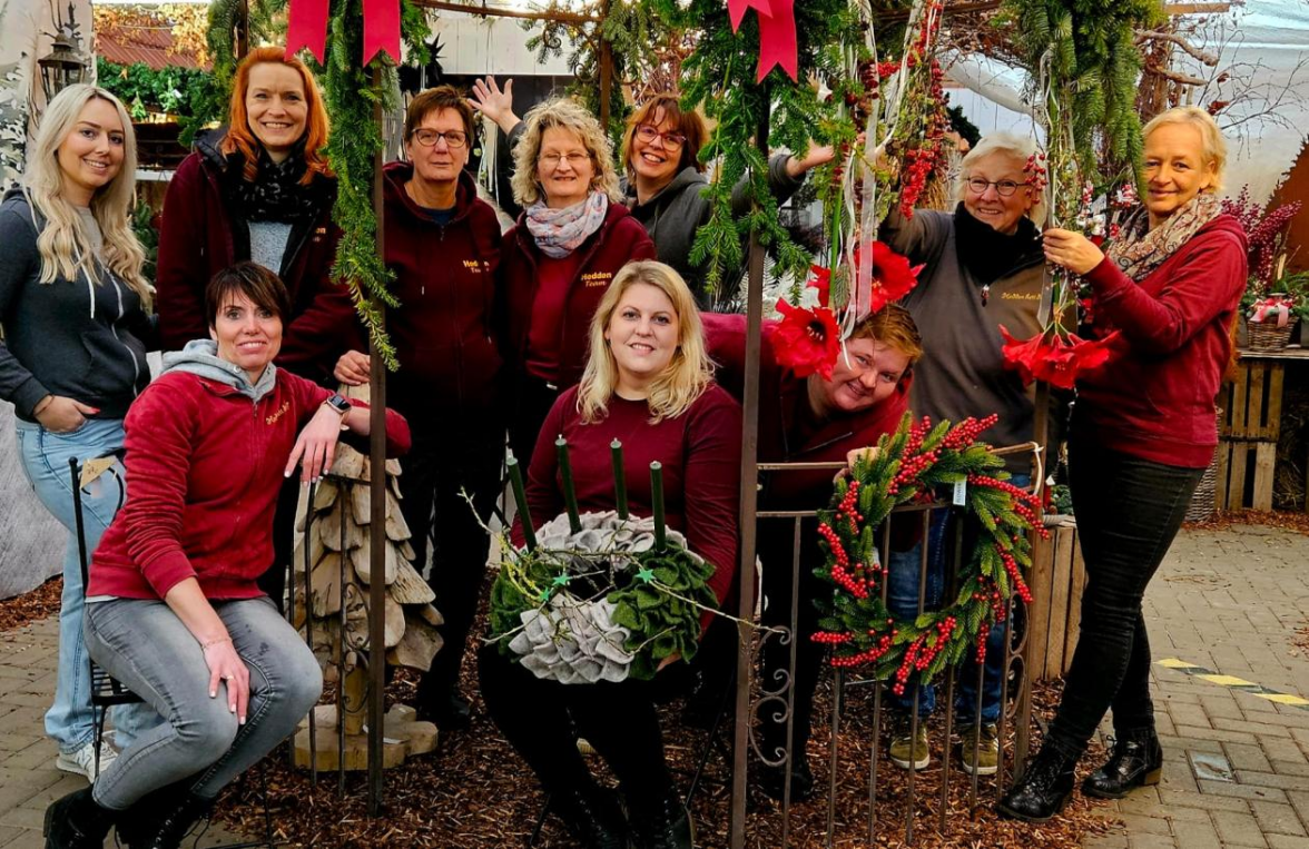 Annehilde Pohl (hinten, 3.v.r.) und ihr freundliches Team laden an diesem Wochenende zur großen Adventsausstellung ein. BILD: Gartencenter Hedden
