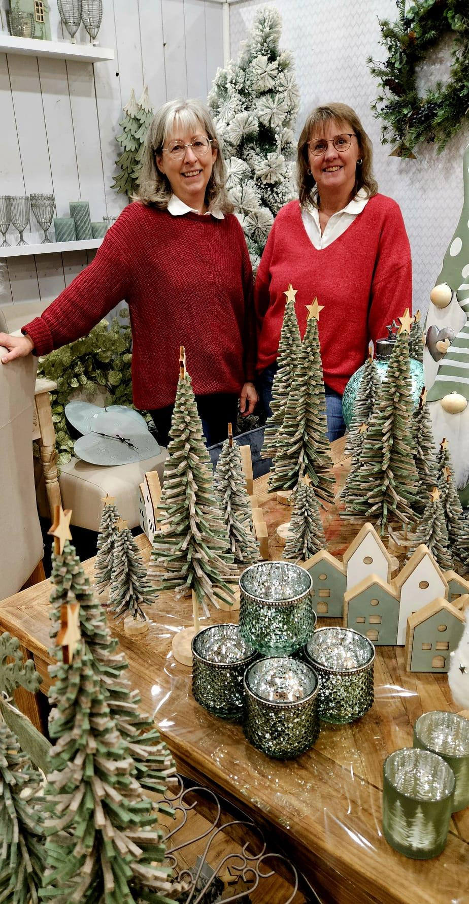 Sonja Fürst-Post (l.) und Anja Schmidt freuen sich darauf, den Besuchern des „Landambientes“ die neuesten weihnachtlichen Deko-Trends zu präsentieren. BILD: Gartencenter Hedden