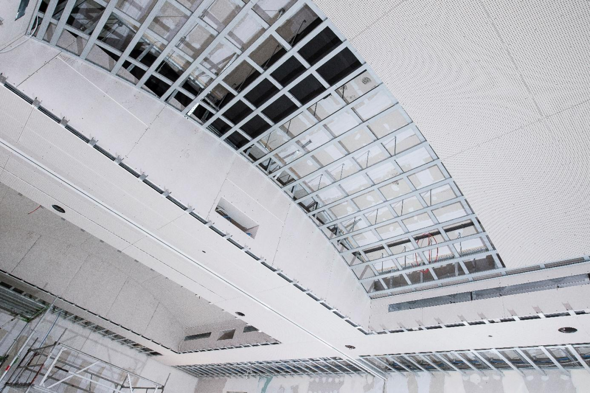 Abgehängte Decken überzeugen nicht nur optisch - sie tragen auch zur Energieeinsparung bei. Im Trockenbau lassen sich vielfältige Lösungen schnell und professionell umsetzen. Bild: CS Trockenbau