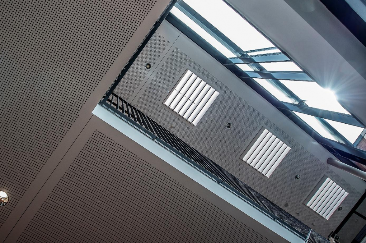 Abgehängte Decken verbessern nicht nur die Optik, sondern auch die Akustik. Bild: CS Trockenbau