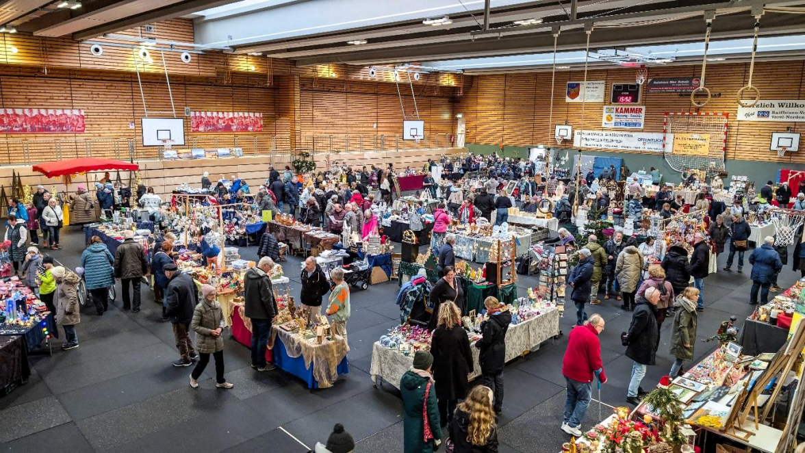 Rund 50 Kunstund Hobbyhandwerkerinnen und -handwerker präsentieren beim Obenstroher Weihnachtsmarkt ihre liebevoll gefertigten Werke. Archivbild: Gösta Berwing