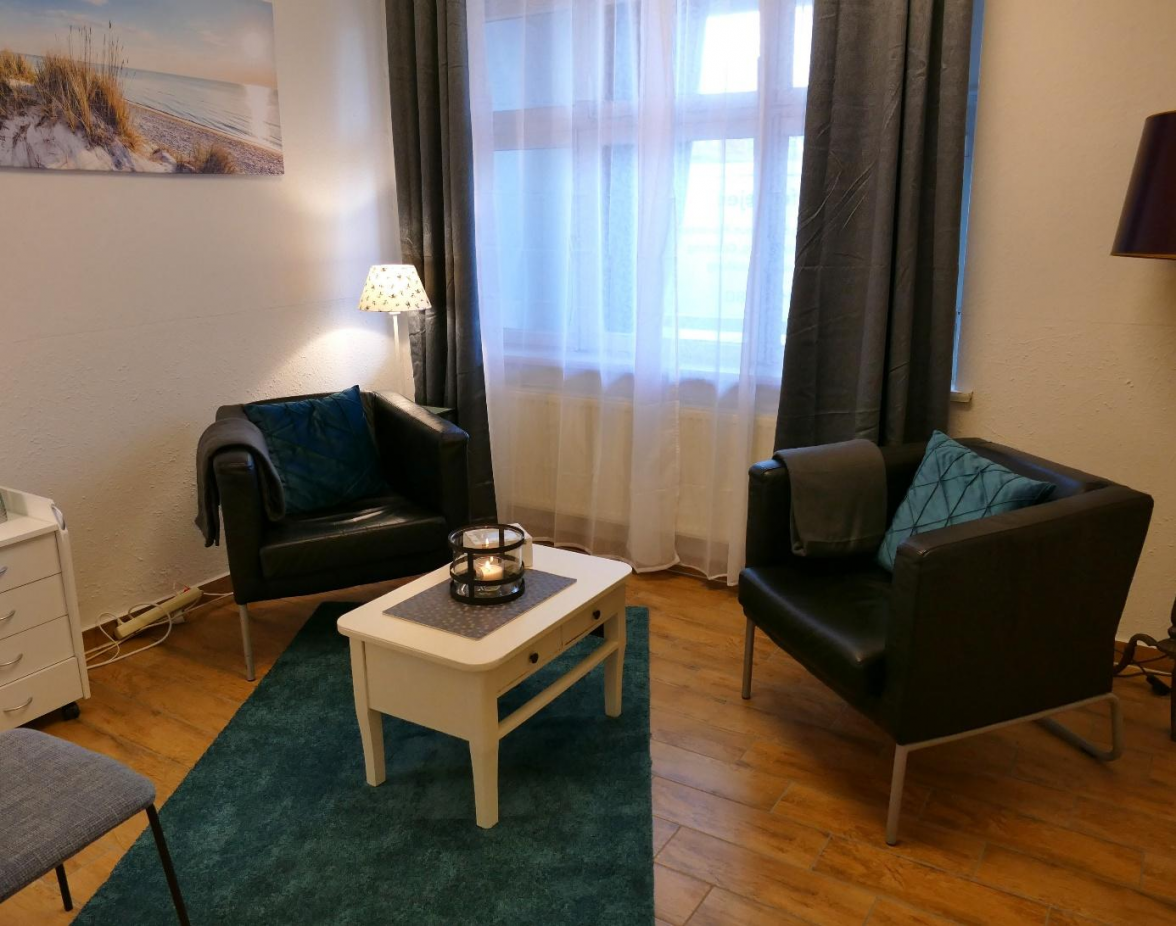 Der freundliche Beratungsraum in Neuenburg bietet einen geschützten Rahmen für Gespräche und persönliche Weiterentwicklung.    Bild: Lina Lütje