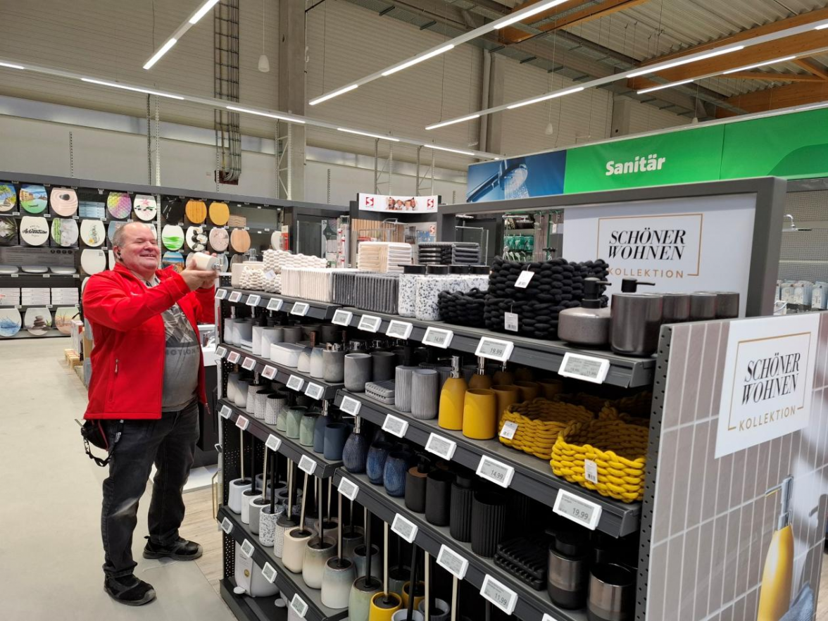 Andreas Lehn <span class="cf0">–</span> hier im Bereich Badzubehör. Bild: Hildburg Brunken
