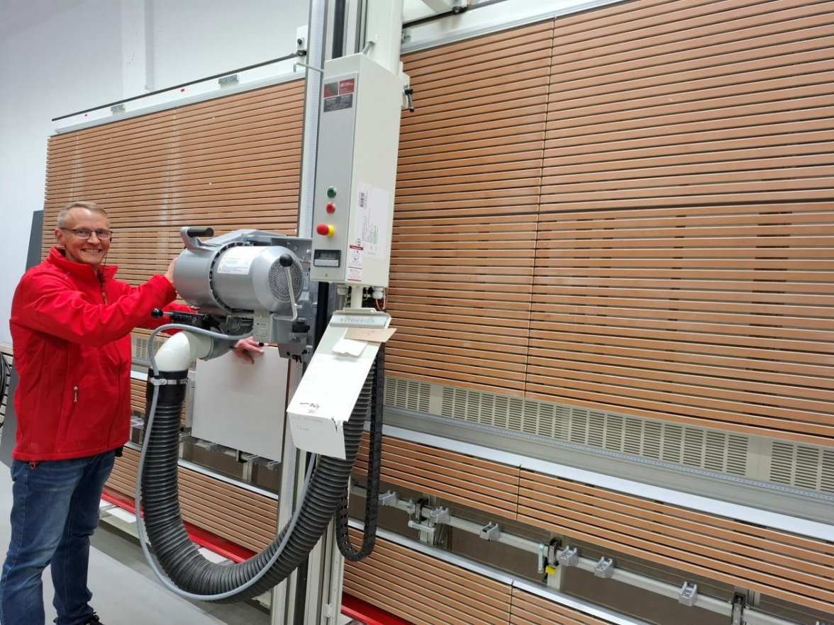 Gunnar Claaẞen ist im Holzzuschnitt verantwortlich. Bild: Hildburg Brunken