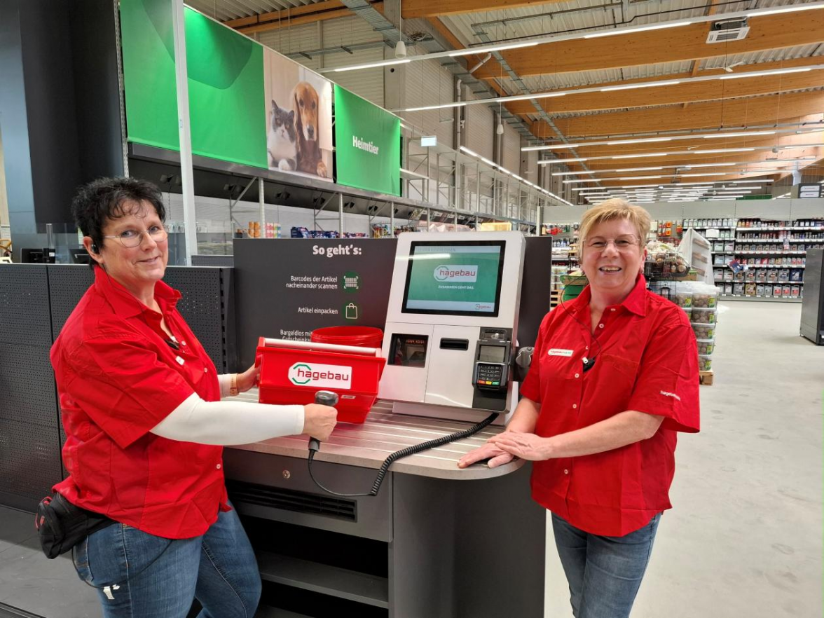 Die Mitarbeiterinnen Ulrike Drewes (v.l.) und Marion Schuster sind in der Information und im Kassenbereich Ansprechpartnerinnen. Bild: Hildburg Brunken