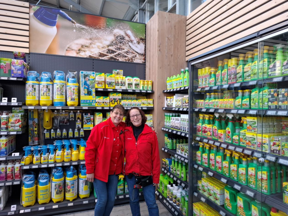 Die Mitarbeiterinnen Heike Lenz (v.l.) und Silvia Groth im Gartencenter. Bild: Hildburg Brunken