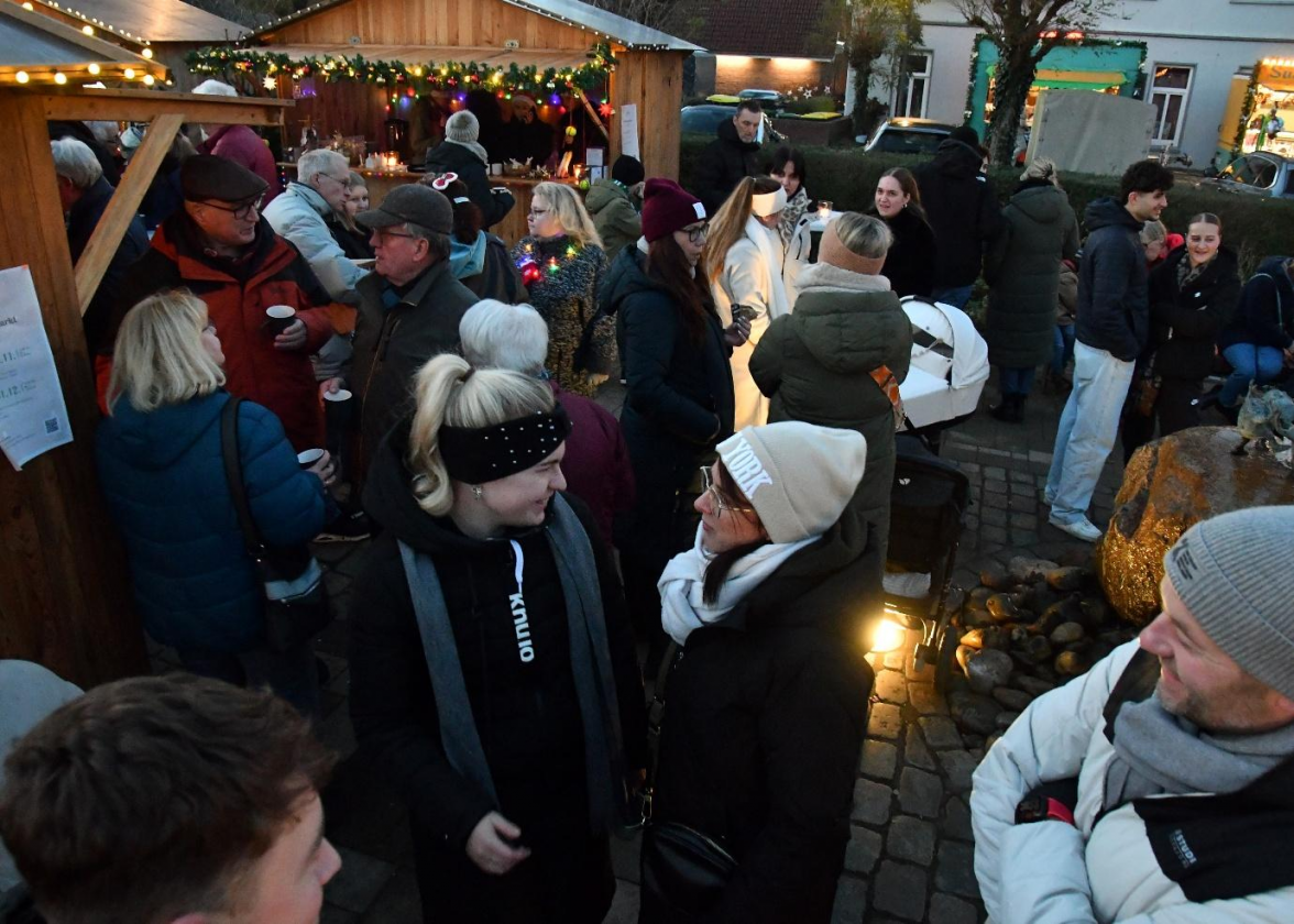 Zeit zum Schnacken im Kreise von Bekannten, dafür ist beim Weihnachtsmarkt viel Zeit. Bild: Peter Kratzmann