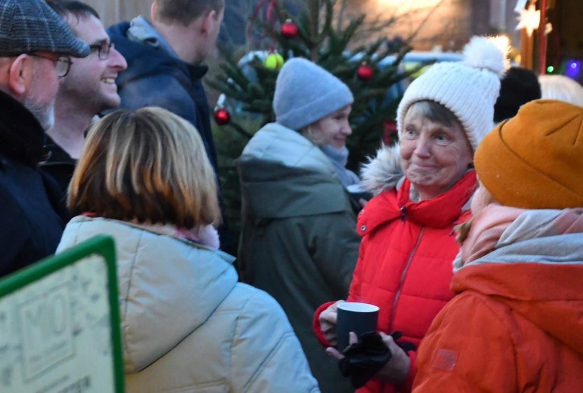 Ob der Plausch mit Bekannten oder ein heißer Glühwein, genießen wollen alle Weihnachtsmarktbesucherinnen und -besucher die Vorweihnachtsatmosphäre in Kirchhatten. Bild: Peter Kratzmann