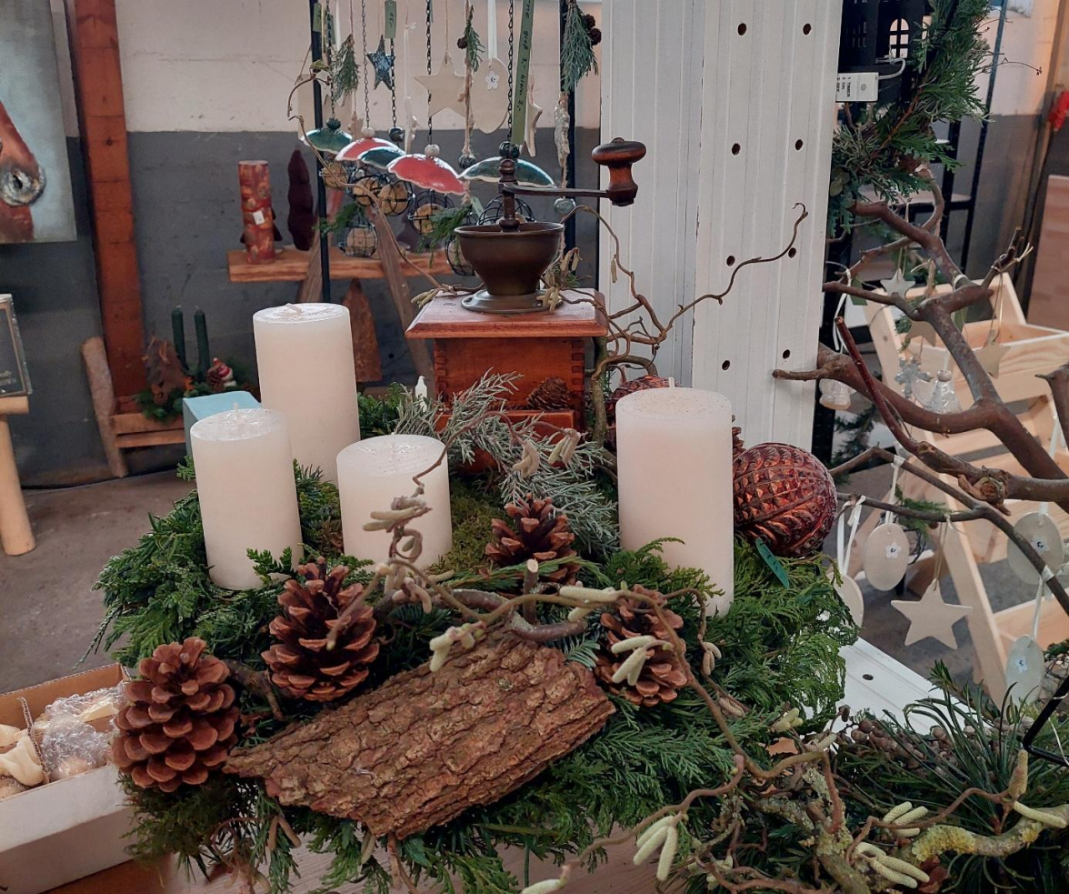 Die Aussteller bieten eine bunte, vorweihnachtliche Mischung aus Kunsthandwerk und Gewerbe. BILD: Burmann