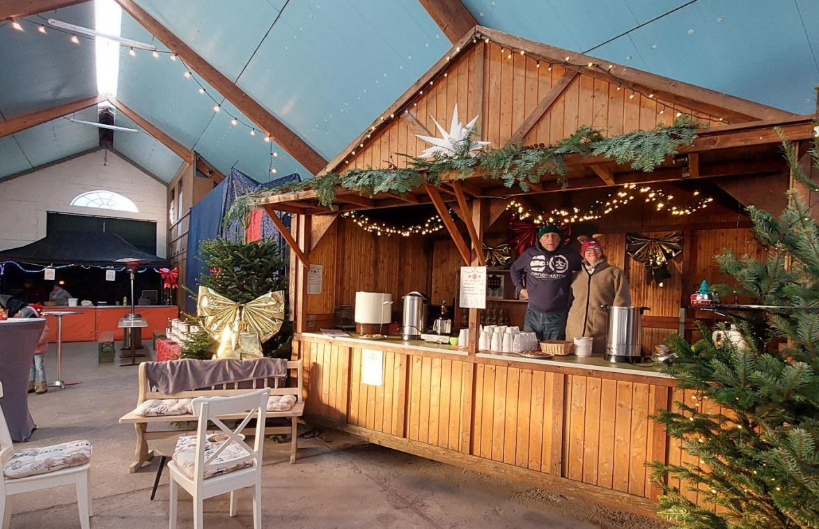 Viele engagierte Clevernser sorgen beim Adventsmarkt für das leibliche Wohl der Besucher. BILD: Burmann