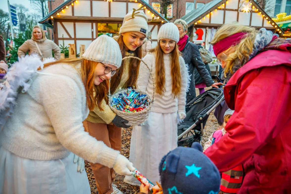 Die Weihnachtsengel spazieren an den Adventssonntagen ab 15 Uhr über den festlich geschmückten Alten Markt und verteilen süße Leckereien an die kleinen Gäste. BILD: Axel Sawert