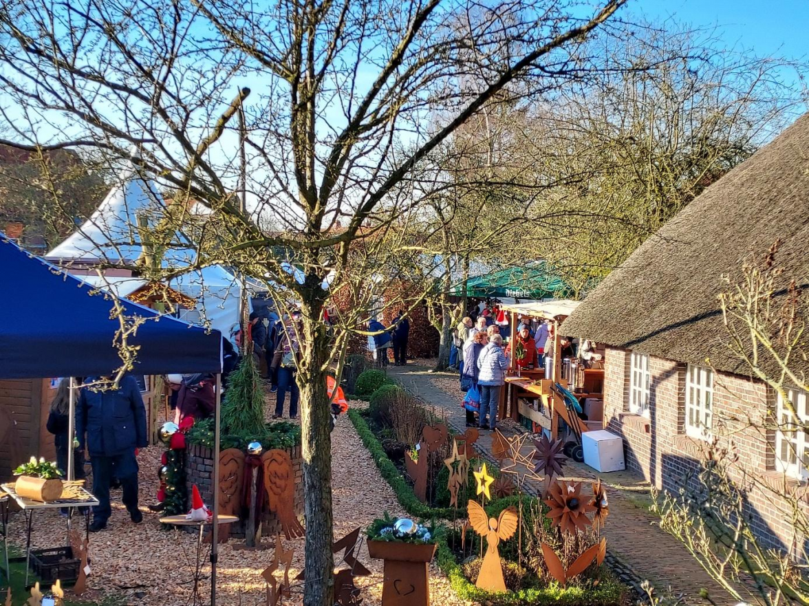 Diverse Aussteller präsentieren hier ihre handgefertigten Produkte von Dekoartikeln bis zu frisch gebackenem Brot. Bild: Heimatverein Halsbek e.V.