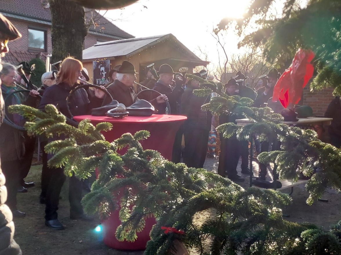 Die Jagdhornbläsergruppe Ammerland sorgt für festliche Stimmung. Bild: Heimatverein Halsbek e.V.