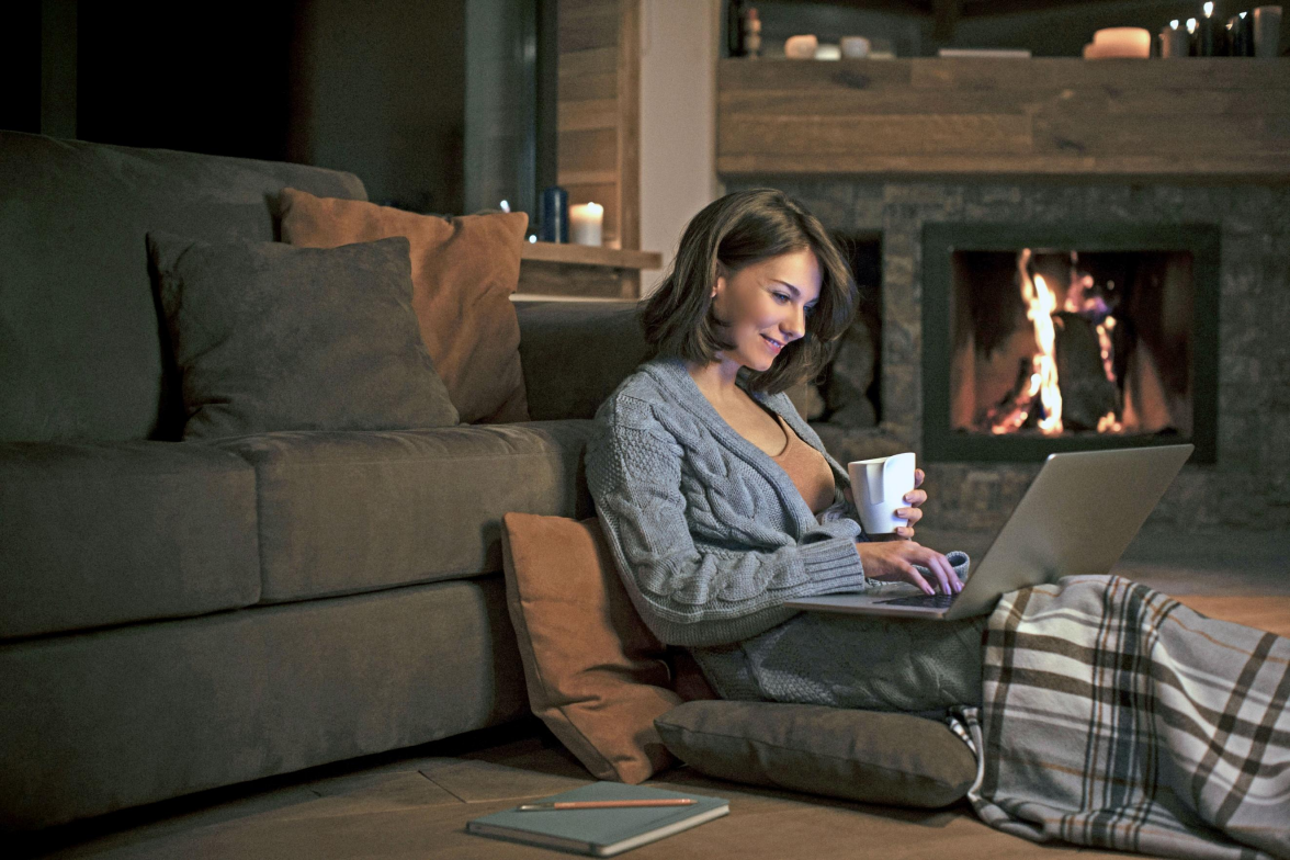 Smarte Heizungssteuerungen erhöhen den Wohnkomfort und helfen dabei, die Energiekosten zu senken. BILD: djd/Somfy/LStockStudio - AdobeStock