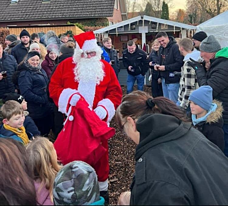 Der Weihnachtsmann schaut auch in diesem Jahr in Marx vorbei. Bilder: Bürgerverein Marx