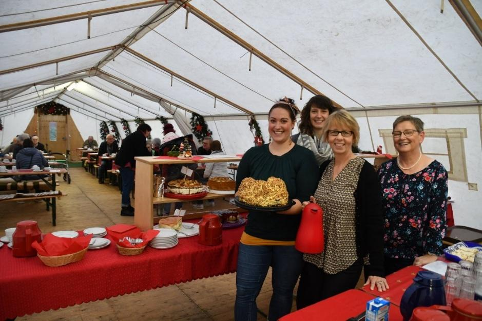 Die Feuerwehr Bockhorn lädt in ihrem Zelt zu Kaffee, Tee und Kuchen ein. Archivbild: Gösta Berwing