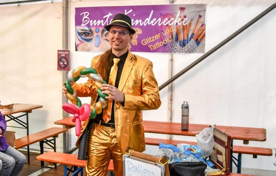 Ein Ballonkünstler wird auch in diesem Jahr wieder die Kinder mit fantastischen Figuren begeistern. Archivbild: Gösta Berwing