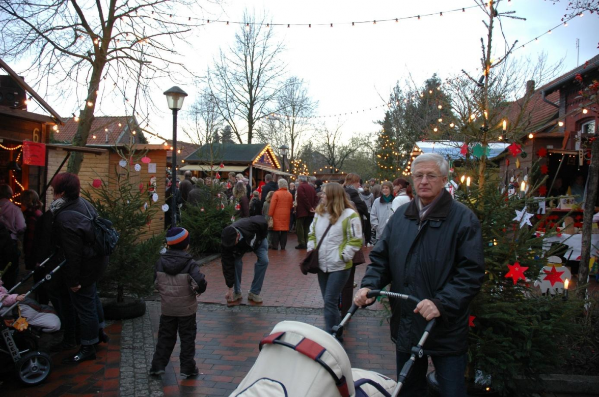 Stimmungsvolles Markttreiben in Bockhorn – auch in diesem Jahr dürfen sich Besucher wieder auf ein festliches Adventswochenende freuen. Archivbild: NWZ-Archiv