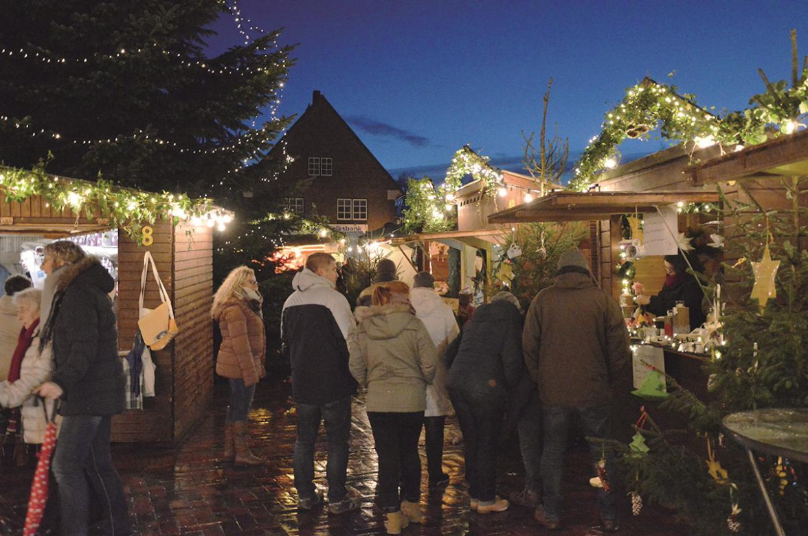 Die beleuchteten und dekorierten Tannenbäume und Buden sorgen für eine weihnachtliche Atmosphäre und machen den Markt zu einem schönen Erlebnis. Archivbild: Thorsten Soltau