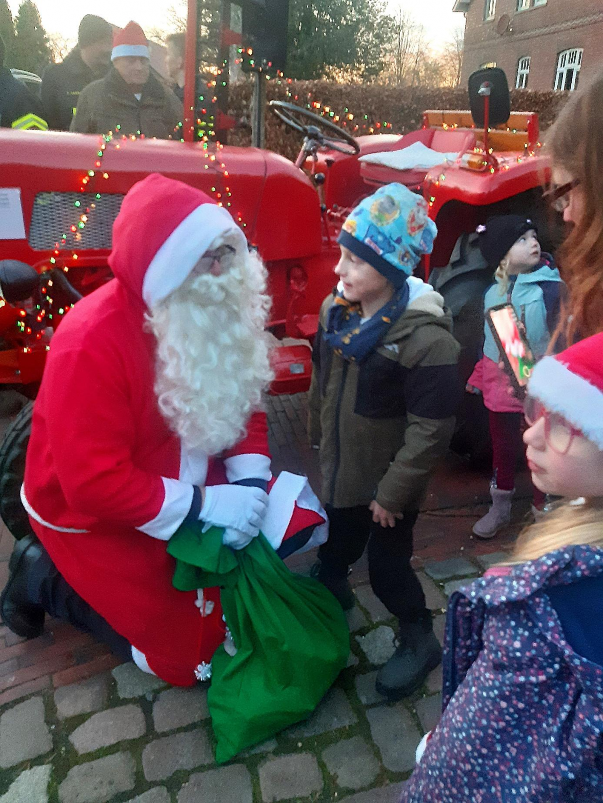 Der Weihnachtsmann kommt am 1. Advent mit einem besonderen Gefährt nach Ardorf.   Bilder: Privat