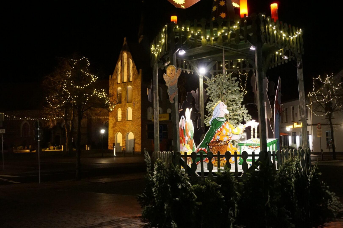 Liebevoll gestaltet sorgt der Weihnachtsmarkt für einen gemütlichen Start in die Adventszeit. Bild: Ortsbürgerverein Apen e.V.