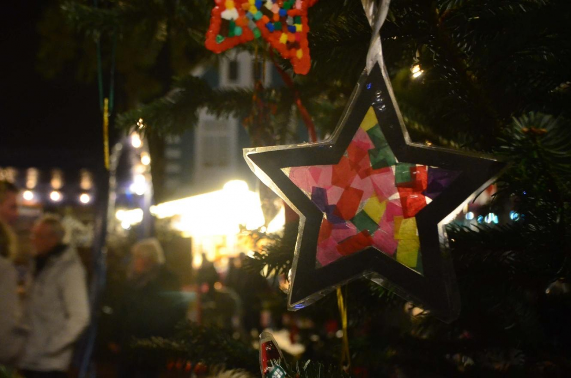Weihnachtliches Flair, Kunsthandwerk und Leckereien ziehen viele Besucherinnen und Besucher auf den 20. Braker Schneeflöckchenmarkt. Bild: NWZ-Archiv