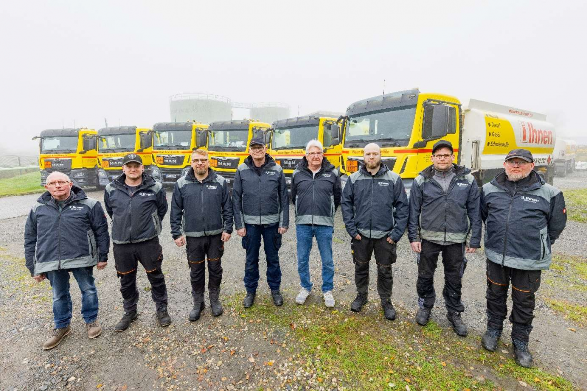 Das gesamte Fahrerteam: Egon Klöpper, Timo Freymuth, Matthias Oltmanns, Heiko Hellmers, Toni Knöner, Leon Bodemer, Eike Roß und Jörg de Buhr. Bild: Privat