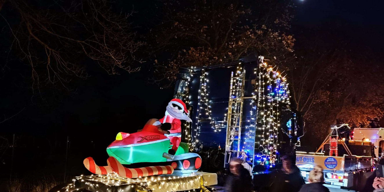 Das Highlight beim Lichtermarkt ist der weihnachtliche Lkw-Korso. BILD: Archiv/Hannes Langer