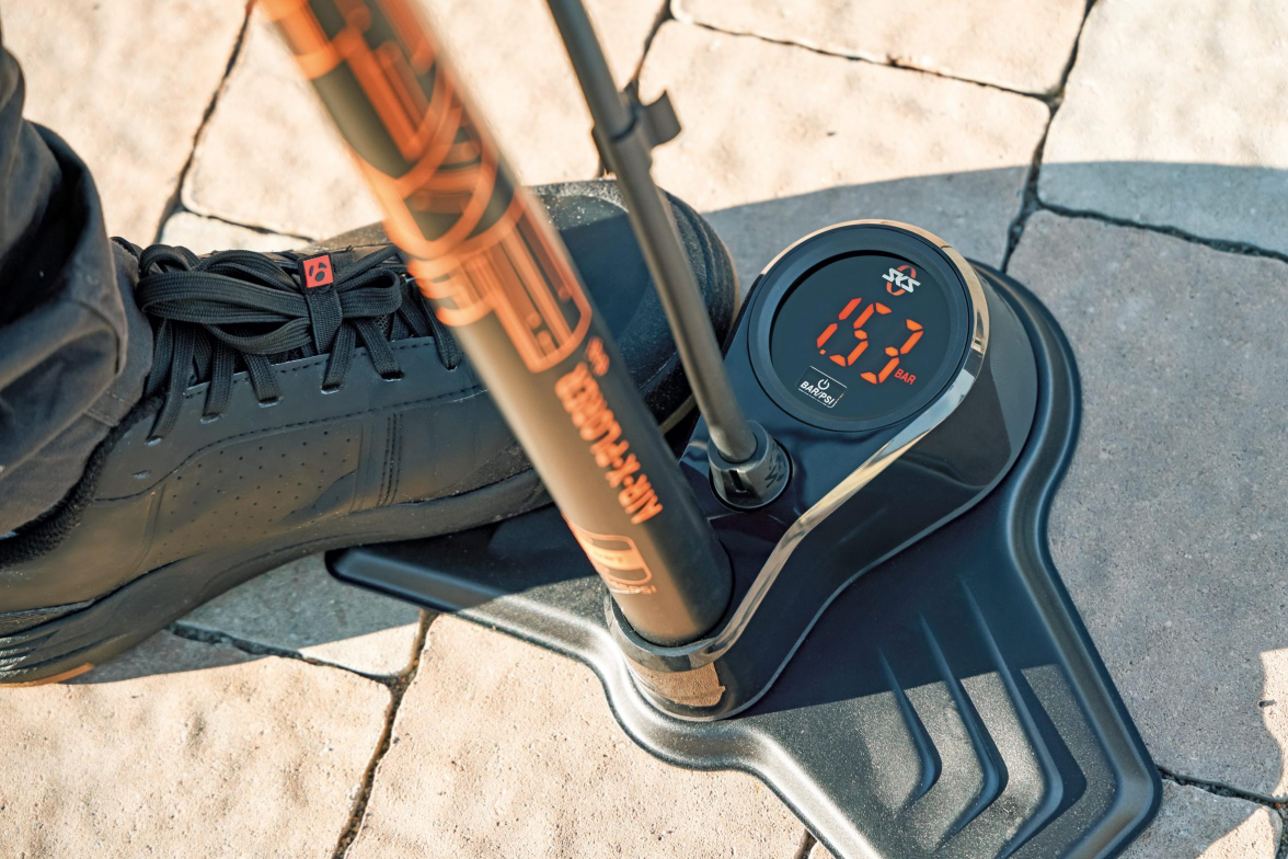 Bei einer Luftpumpe mit Manometer lässt sich der Luftdruck leicht ablesen. Übrigens ein gutes Weihnachtsgeschenk. Bild: www.sks-germany.com | pd-f