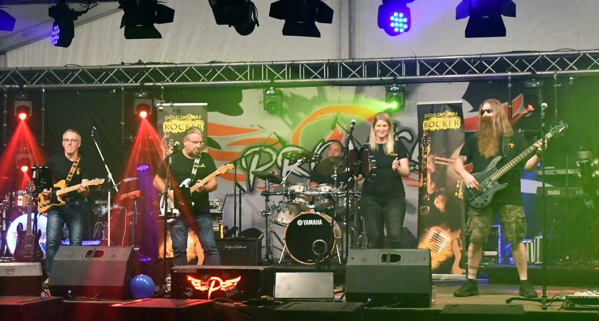 Die Döhler Dorfrocker heizen mit ihrer Musik am Samstagabend kräftig ein. BILD: Peter Kratzmann