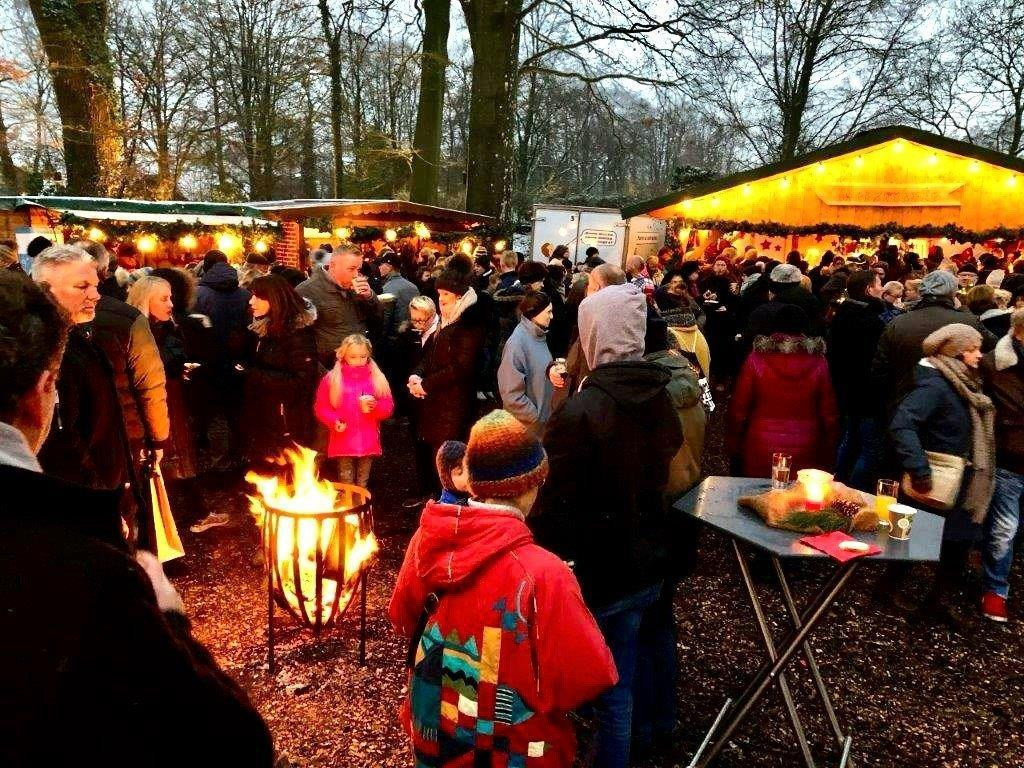 Zwischen festlich geschmückten Ständen entdecken die Gäste liebevoll handgefertigte Geschenke, Dekorationen und regionale Spezialitäten.“ Bild: Veranstalter